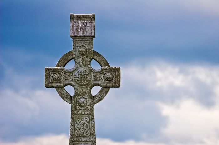 11801Victorian_gravestone_cross.jpg